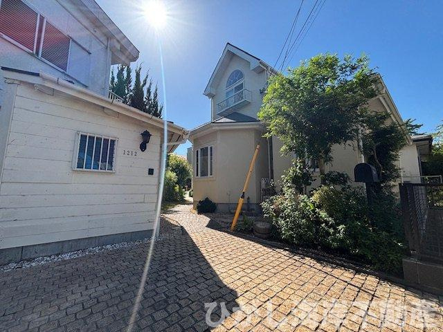 藤沢市辻堂東海岸2丁目　中古戸建の外観|緑と陽光に包まれる、穏やかな暮らしの入口（現地外観）