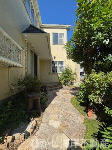 藤沢市辻堂東海岸2丁目　中古戸建の庭|ゆるやかなアプローチに、心ほどける時間を（玄関までのアプローチ）