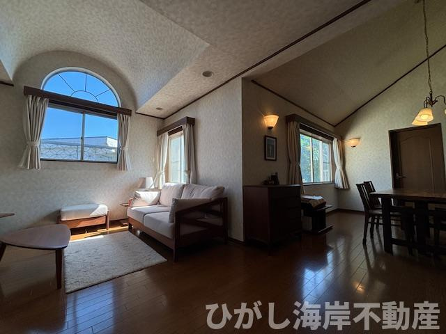 藤沢市辻堂東海岸2丁目　中古戸建の居間・リビング|大きな窓と高天井で、風が通り抜ける暮らし（２F　LDK　20帖）