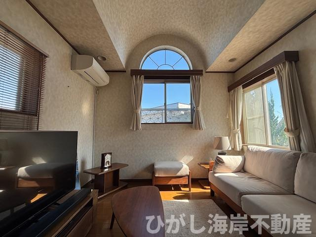 藤沢市辻堂東海岸2丁目　中古戸建の居間・リビング|柔らかな光に包まれる、やすらぎのリビング空間（２F　LDK　20帖）