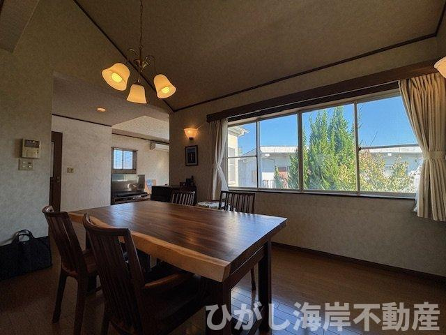 藤沢市辻堂東海岸2丁目　中古戸建のダイニング|会話がゆっくり流れる、光あふれる食卓の時間（２F　LDK　20帖）