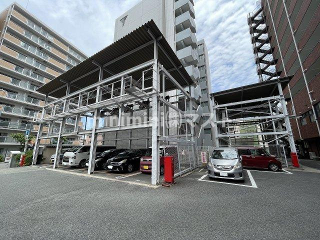 メゾンエルミタージュの駐車場
