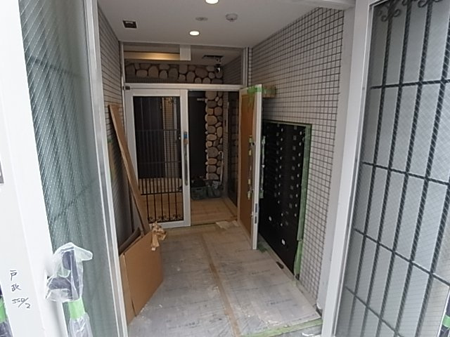 神戸市須磨区戸政町１丁目の賃貸マンションのエントランス