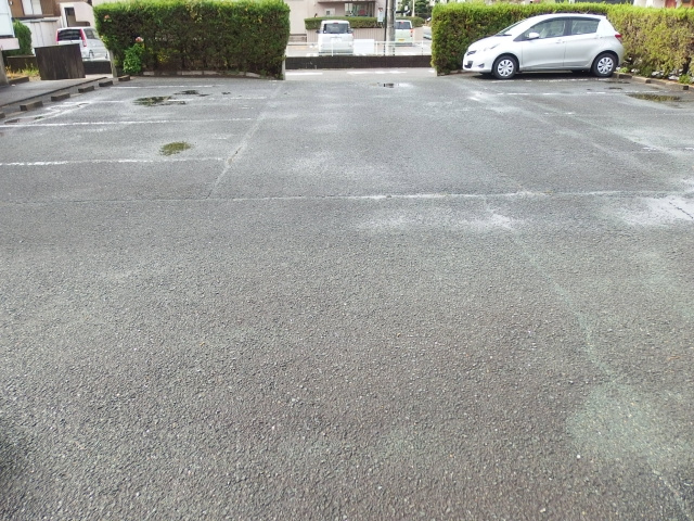 ハイツ平岩の駐車場