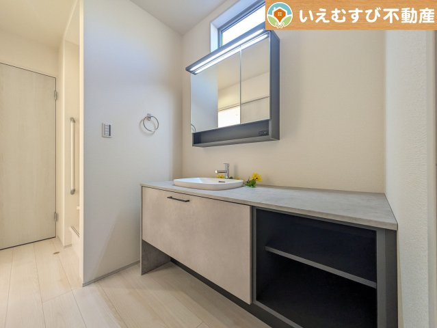 Livele Garden.S　嵐山志賀第2の独立洗面台|スタイリッシュな洗面台と広々空間
洗面室と脱衣所が分かれているのですっきりとした空間がキープできますね♪