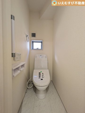 Livele Garden.S　嵐山志賀第2のトイレ|シンプルで清潔感のあるトイレ
窓付きで明るく、お掃除しやすいシンプルな空間♪