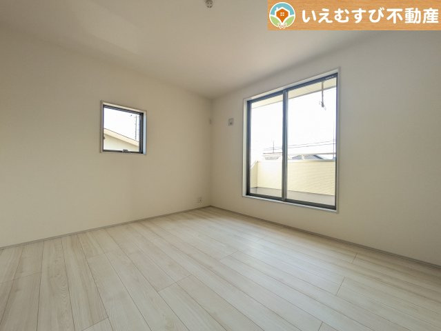 Livele Garden.S　嵐山志賀第2の洋室|シンプルで明るいお部屋
2面採光で日当り良好！シンプルなお部屋なので自分で家具を選ぶのが楽しみですね！