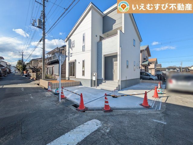 Livele Garden.S　嵐山志賀第2の駐車場|3台駐車可能なゆとりのカースペース
複数台車をお持ちでも、お友達が遊びに来てもゆとりの駐車スペース！