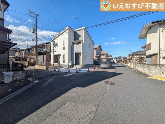 Livele Garden.S　嵐山志賀第2の前面道路含む現地写真|南東角地で開放的
ゆとりの広さの前面道路でお車の出し入れ楽々♪南東角地で日当り良好！