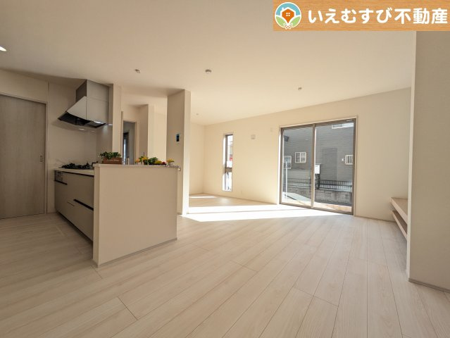 Livele Garden.S　嵐山志賀第2の居間・リビング|開放感と家族との距離感にこだわったＬＤＫ
採光たっぷりのリビングで休日には家族みんなでくつろげそうですね♪