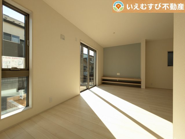 Livele Garden.S　嵐山志賀第2の居間・リビング|自然光で満たされる明るく開放感溢れるリビング
たっぷりの採光で明るい空間。家族みんなでくつろげます♪