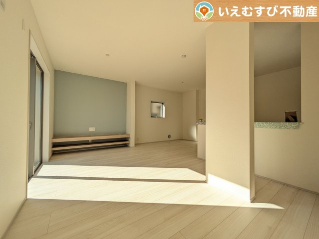 Livele Garden.S　嵐山志賀第2の居間・リビング|ナチュラルな色合いで落ち着いた印象のリビングダイニング
ぬくもりのあるナチュラルな空間。グリーンを飾っても相性が良さそうですね♪