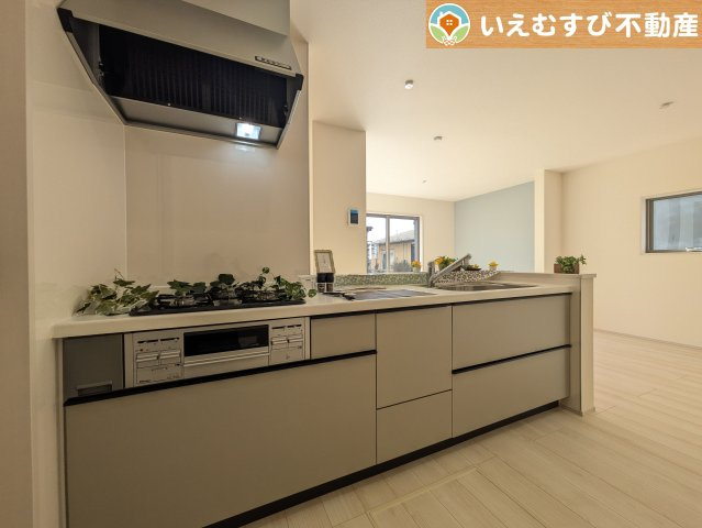 Livele Garden.S　嵐山志賀第2のキッチン|機能性収納性に溢れるキッチン。
収納もたっぷり付いていてすっきり片付く！毎日楽しくお料理が出来そうです！
