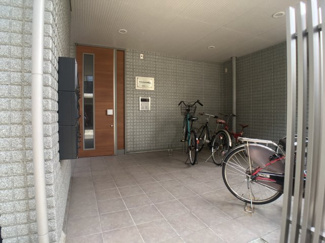【エントランス】 | アプローチに屋根が付いているので雨の日も安心