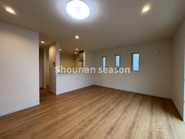 【居間・リビング】 | ３面採光で、自然光たっぷり取り込めます◎