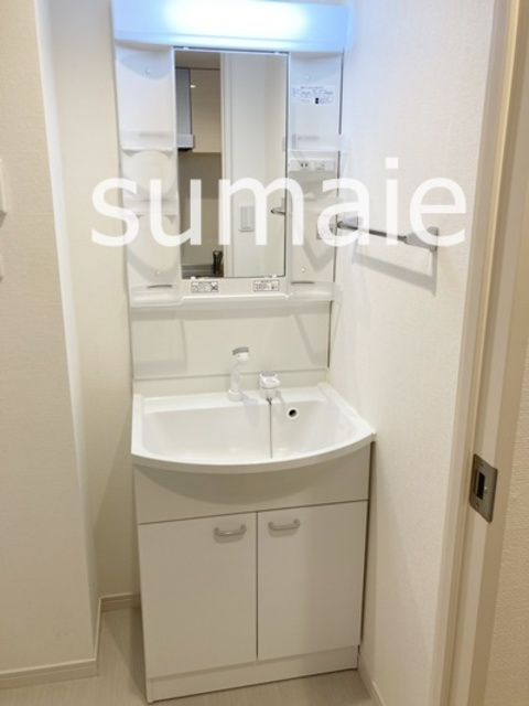 リブリ・ゆり本町の洗面所|温水シャワー付洗面化粧台。