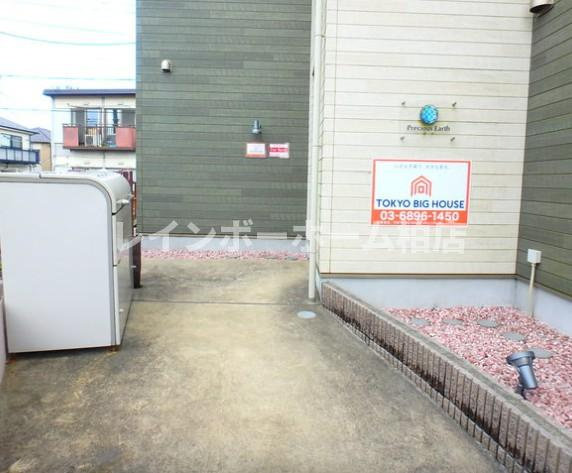 特典：仲介手数料が無料です!!のエントランス|敷地内ゴミ置き場があります