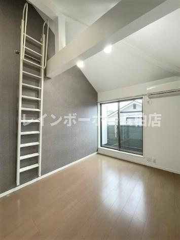 特典：仲介手数料が無料です!!の居間・リビング|こちらの居間で趣味の時間をお楽しみください