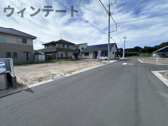 龍ケ崎市白羽４丁目の売地の前面道路含む現地写真|前面道路が６ｍと広く駐車やすれ違いも楽々です♪