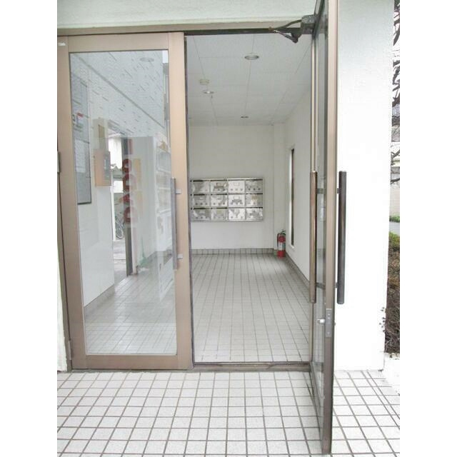 東大和市南街２丁目のアパートのエントランス
