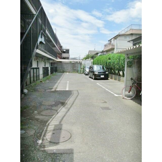 東大和市南街２丁目のアパートの駐車場