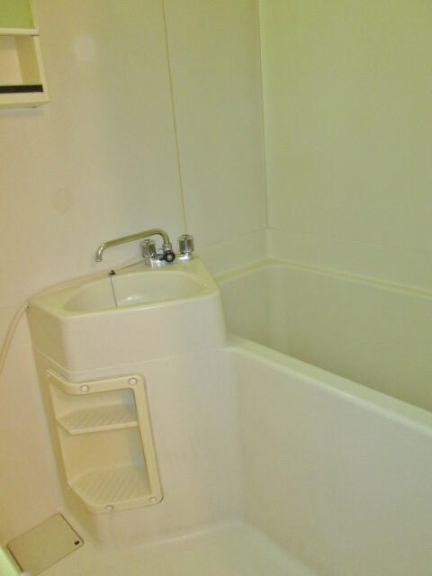 東大和市南街２丁目のアパートの浴室