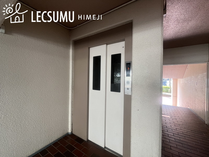 花の北ハイツC棟のエントランス