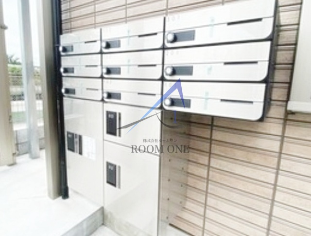 ブルーシエル羽田のその他共用部分|集合ポストと宅配ボックスです。