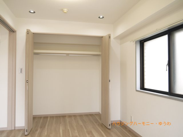 【独立洗面台】 | ＧＳハイム巣鴨 | 身だしなみチェックや歯磨きなど、朝の慌ただしい時間でも余裕とゆとりを感じられる。