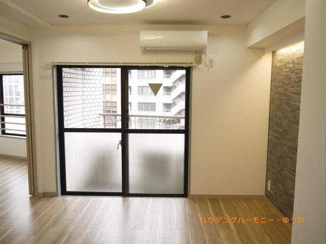 【居間・リビング】 | ＧＳハイム巣鴨 | 居心地のいい暮らしには欠かせない眩い採光。ゆったりとした幅の窓からこの空間に降り注ぐ採光が絶えません。