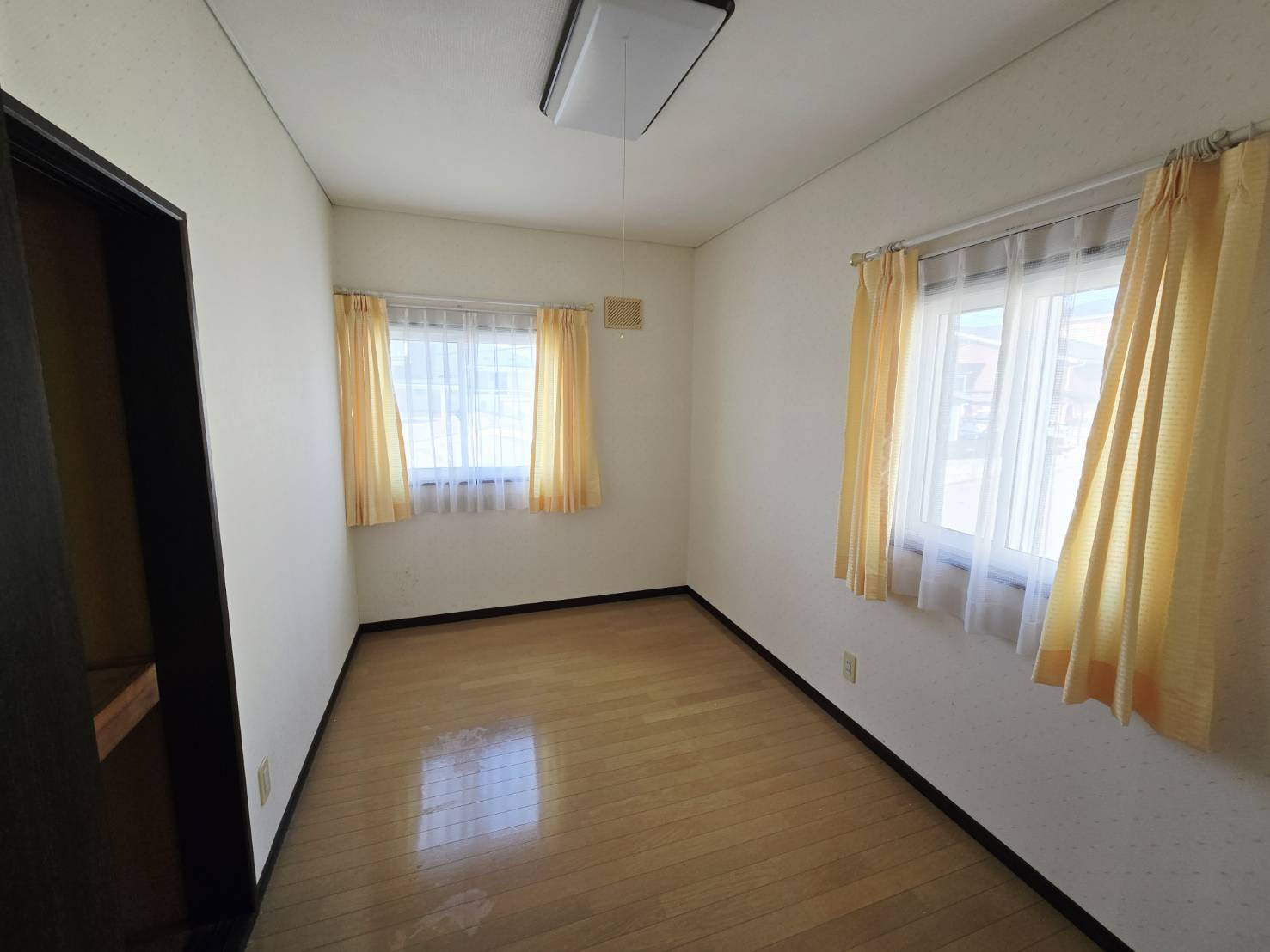 価格変更しました！八戸市大字市川町字桔梗野上　中古住宅の洋室