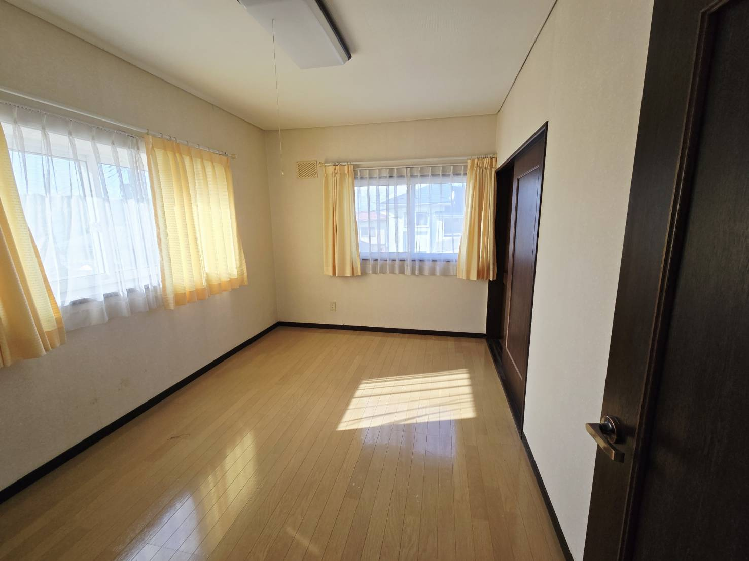 価格変更しました！八戸市大字市川町字桔梗野上　中古住宅の洋室