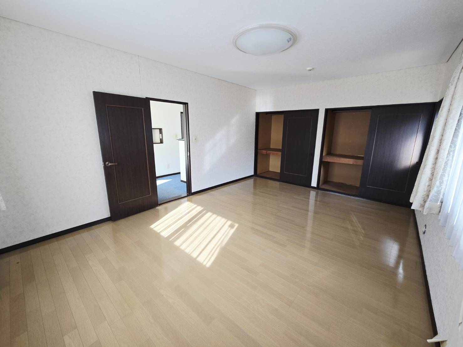 価格変更しました！八戸市大字市川町字桔梗野上　中古住宅の洋室