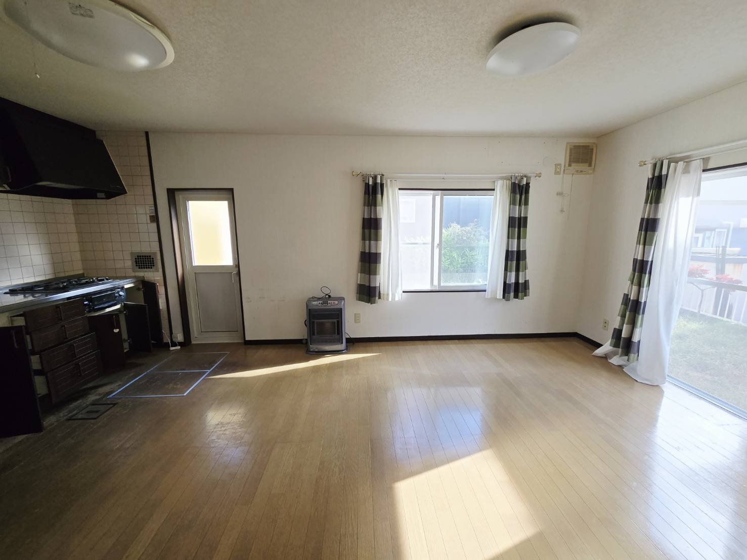 八戸市大字市川町字桔梗野上　中古住宅の居間・リビング