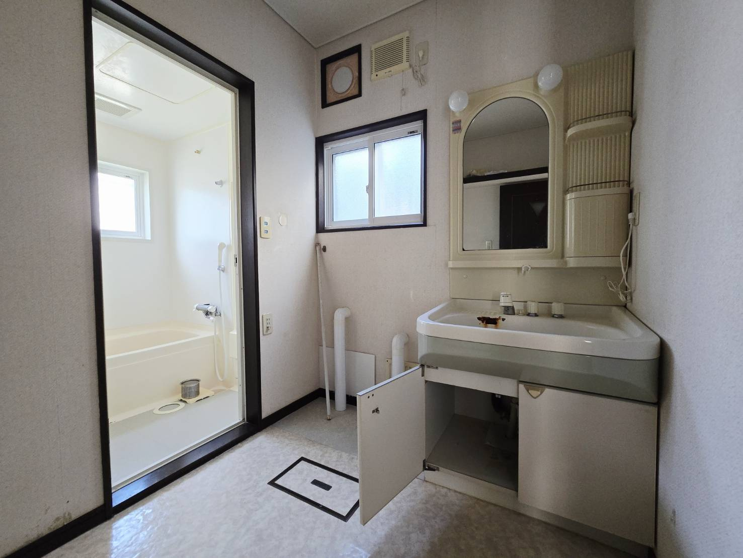 価格変更しました！八戸市大字市川町字桔梗野上　中古住宅のランドリースペース