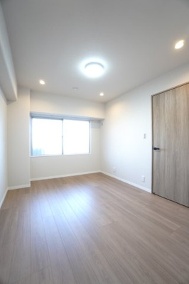 【洋室】 | 【上質リノベ】大州ＣＯ－ＯＰマンション | 【洋室約6.5帖】
心と体をゆったりと安らげる主寝室。
寝室のゆとりが大きい分だけ、
暮らしの安らぎは深まります。
一日の疲れを癒すだけでなく、
ご夫婦の親密な語らいを紡ぎ出します。