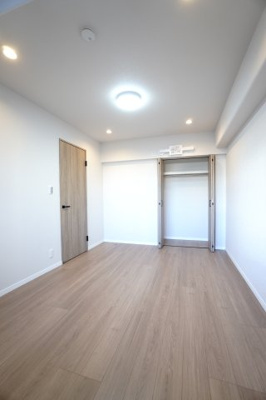 【洋室】 | 【上質リノベ】大州ＣＯ－ＯＰマンション | 【洋室約6.5帖】
どんな家具や敷物でも部屋に馴染みやすく、
コーディネートがし易そうですね。
配置も柔軟に対応できるので身の回りの整理もし易い！
自分好みの空間に出来そうですね！