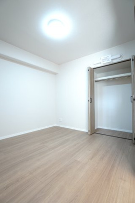 【洋室】 | 【上質リノベ】大州ＣＯ－ＯＰマンション | 【洋室約4.9帖】
居室にはクローゼットを完備。
自由度の高い家具の配置が叶うシンプルな空間です。
お子様の成長と人数と共に必要になる
子供部屋にもぴったりの間取りですね。