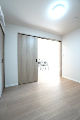 【洋室】 | 【上質リノベ】大州ＣＯ－ＯＰマンション | 【洋室約4.9帖】
こども部屋をコーディネート！このぐらいの広さがあれば、 
お子さんの好きな色やモチーフを使ったコーディネートで、
勉強もお片付けも全部楽しいお気に入りの空間にしていけそうですね！