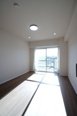 【洋室】 | 【上質リノベ】大州ＣＯ－ＯＰマンション | 【洋室約6.6帖】
在宅勤務・リモートワークの書斎や、
趣味やくつろぎのスペースとしても。
家族と一緒に楽しい時間を過ごす中にも、
一人でくつろげる時間と場所は特に良いですね。