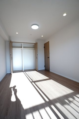 【洋室】 | 【上質リノベ】大州ＣＯ－ＯＰマンション | 【洋室約6.6帖】
将来、ライフスタイルや家族構成が変わった時等、
第2子供部屋としても活用できそうですね！
勿論、壁掛けエアコンも取付が出来ますので、
快適な居室環境で過ごせそうです！