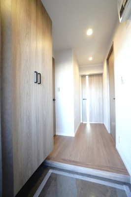 【玄関】 | 【上質リノベ】大州ＣＯ－ＯＰマンション | 【玄関ホール】
人を迎え入れる最初の場所だからこそ、
清潔感があり纏まった空間にして頂ける様に
大型シューズBOXを設置。
照明はオートライト。消し忘れや
出入りが暗くならなく済みます！