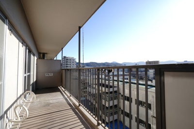 【バルコニー】 | 【上質リノベ】大州ＣＯ－ＯＰマンション | 【バルコニー】
リビング全面が接するワイドバルコニー。
前面の建物が邪魔することなくよく陽が当たり、お洗濯物もすぐ乾きそう！
この位の広さがあると、エアコン室外機を置いても十分なスペースを保てます。