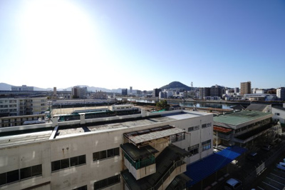 【展望】 | 【上質リノベ】大州ＣＯ－ＯＰマンション | 【四季を感じる】
四季の移ろい・爽やかな青空や風を感じられ
自然を愉しめるパノラマビュー。
毎日の暮らしに余裕を感じさせてくれる、
遮る物の無い開放的な眺望を是非、ご堪能ください。