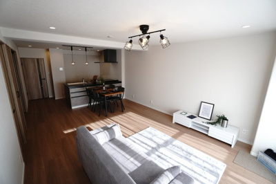 【居間・リビング】 | 【上質リノベ】大州ＣＯ－ＯＰマンション | 【約19.3帖LDK】
今回のリノベは「グレイスビスタ」
グレージュモダンを基調とし、
日常の中に気品あふれる空間を創出。
日々の営みに、さらなる彩りを添え
もっと豊かな暮らしをというのがコンセプト。