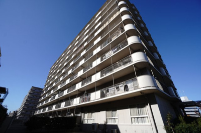 【外観】 | 【上質リノベ】大州ＣＯ－ＯＰマンション | 【耐震性】
耐震性の高さを判断するポイントは、
建築確認申請日が1981年6月1日以降の
新耐震基準に適合しているかどうか。
震度６程度の大地震でも
建物が崩壊しないレベルが基準になりました。