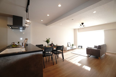 【居間・リビング】 | 【上質リノベ】大州ＣＯ－ＯＰマンション | 【約19.3帖LDK】
視線が奥まで抜けるワイドなLDK。明るさと心地よさを兼ね備えた空間は、
家族の時間も一人の時間も、どちらも快適に過ごせる。
家具配置の自由度も高く、日常がより伸びやかに広がる。