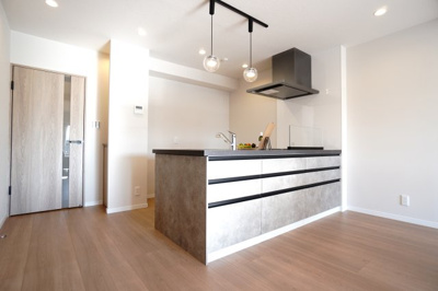 【キッチン】 | 【上質リノベ】大州ＣＯ－ＯＰマンション | ☆キッチンの特徴☆
・クリナップ社製
・IHクッキングヒーター
・アクリストンワークトップ
・浄水器一体型ハンドシャワー水栓
・食器洗い乾燥機
・Jタイプサイドレンジフード
・強化ガラス製オイルガード