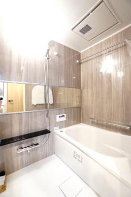 【浴室】 | 【上質リノベ】大州ＣＯ－ＯＰマンション | 【バスルーム】
TOTO社製RWシリーズは
「ゆるリラ浴槽」「カラリ床」で独自の技術によりバスタイムを
よりよく演出してくれます！
更に、浴室暖房乾燥機が標準設備！
お手入れが楽なシステムバスです。