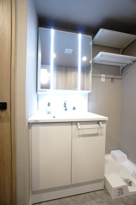 【独立洗面台】 | 【上質リノベ】大州ＣＯ－ＯＰマンション | 【コスメカウンター】
Panasonic社製！
「美ルックツインラインLED照明」は、
従来の照明より自然な肌の色に見える照明。
肌の色味を美しく引き立て、
洗面ボウルも広くメイクの時間をより素敵に。